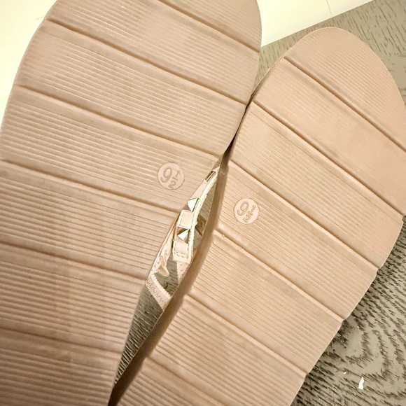 Cushionaire Inez Tan Silver Studded Vegan Slide Sandals Woman’s 9.5 - Picture 4 of 4